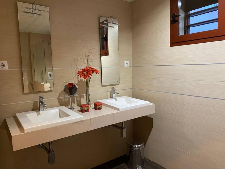 Modern 5-Bedroom Villa With Pool Montequinto エクステリア 写真