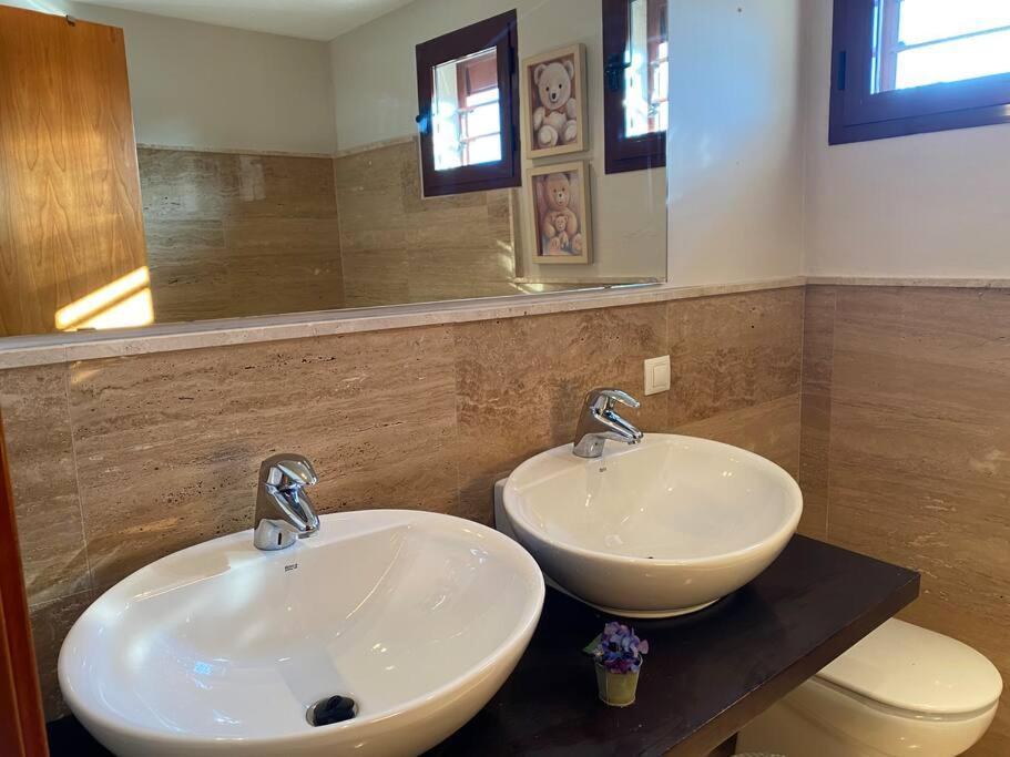 Modern 5-Bedroom Villa With Pool Montequinto エクステリア 写真