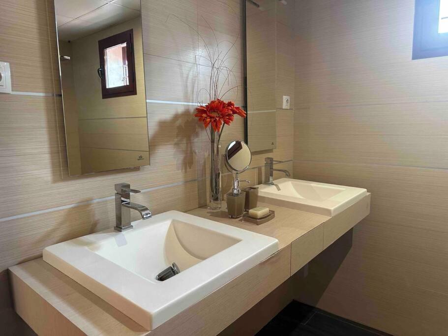 Modern 5-Bedroom Villa With Pool Montequinto エクステリア 写真
