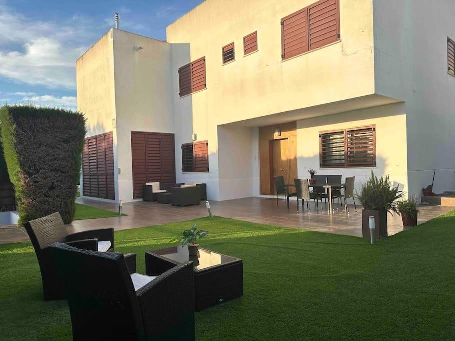 Modern 5-Bedroom Villa With Pool Montequinto エクステリア 写真