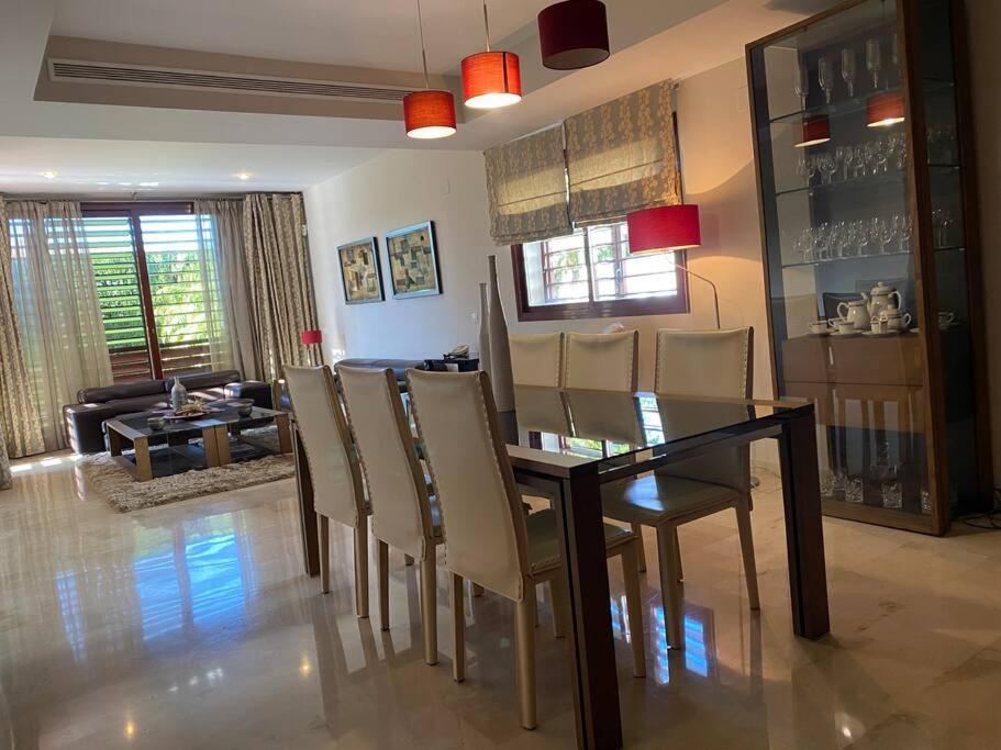 Modern 5-Bedroom Villa With Pool Montequinto エクステリア 写真