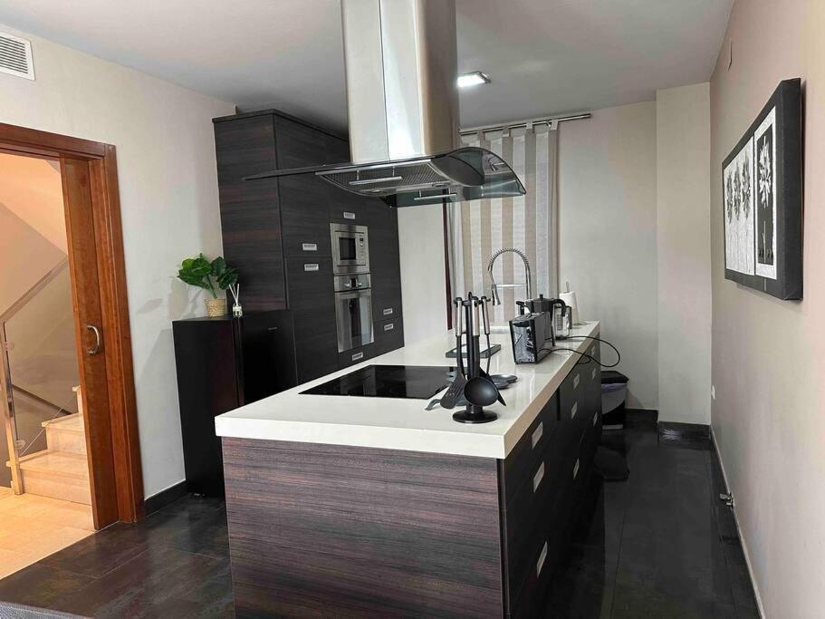 Modern 5-Bedroom Villa With Pool Montequinto エクステリア 写真